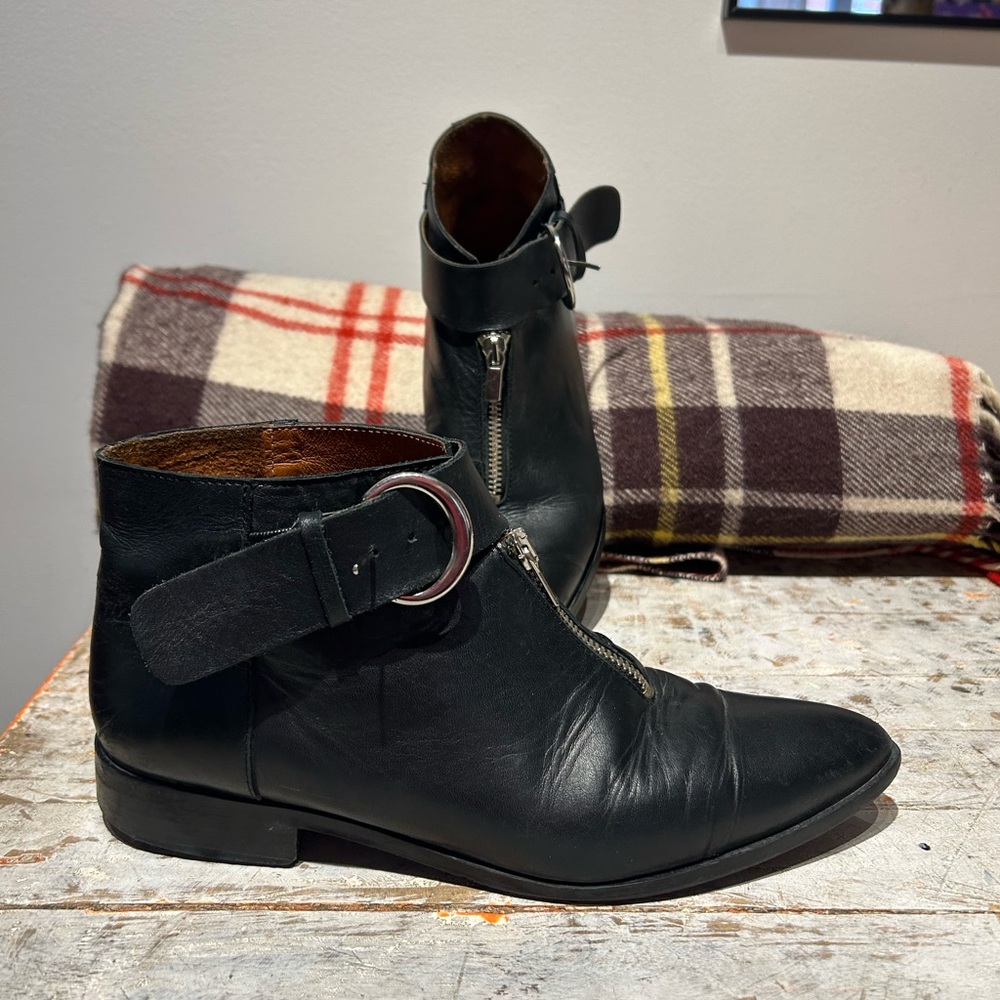 Elegant Leather Black Ankle Boots with Zipper Detail - size 9 - Picture 3 of 5